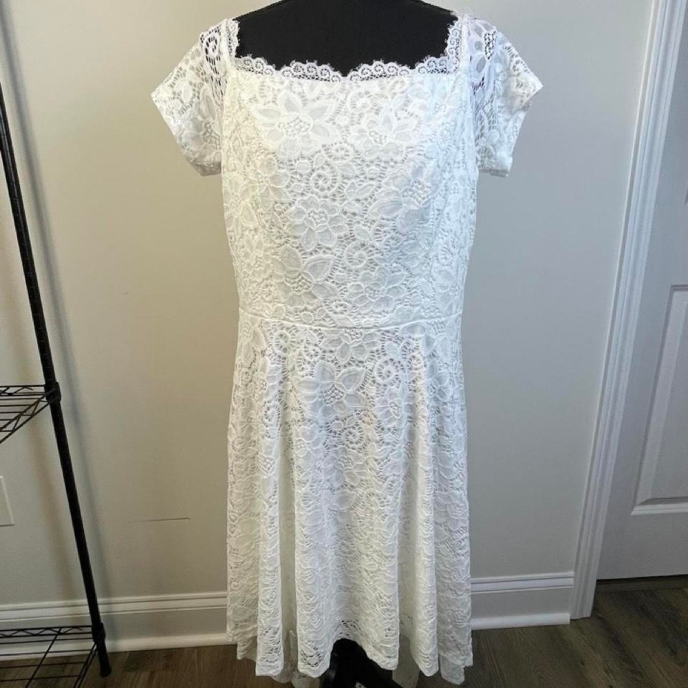 2XL White lace dress with floral pattern, short front, long back